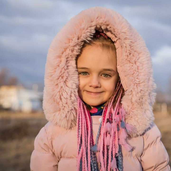 Alisa, 6 ans et sa mère Angela ont quitté la région de Tchernivtsi, en Ukraine, à cause des combats. © UNICEF/UN0599233/Moldovan