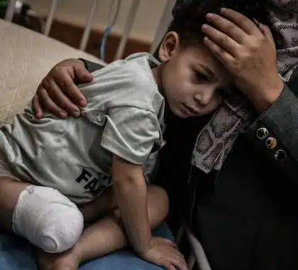 Mourir dans l’attente : les enfants de Gaza confrontés à des retards fatals dans les évacuations médicales