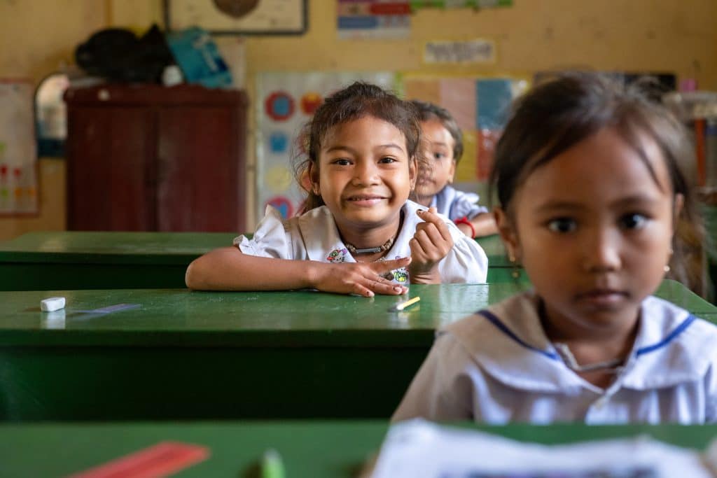 Le 26 juin 2024, des élèves sont assises dans leur école primaire dans le village de Sre Chhouk, au Cambodge. © UNICEF/UNI630747/Rotzoll