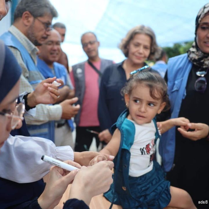 Dans le cadre de la deuxième phase de la campagne de vaccination, des agents de santé commencent à administrer des vaccins contre la polio, dans le sud de la bande de Gaza. © UNICEF/UNI638294/El Baba