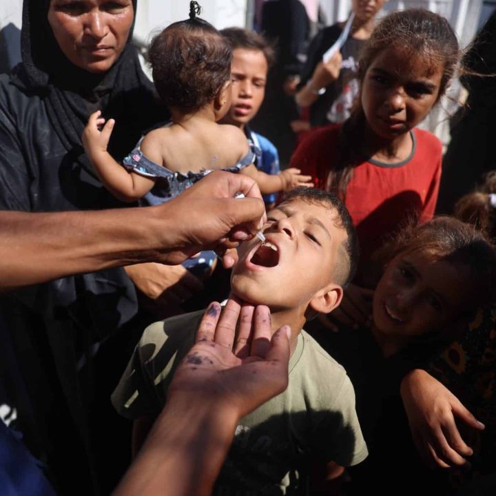 Des enfants reçoivent des vaccins contre la polio dans un dispensaire de Khan Younis, dans le sud de la bande de Gaza, dans le cadre de la 2e phase de la campagne de vaccination. ©UNICEF/UNI638302/El Baba