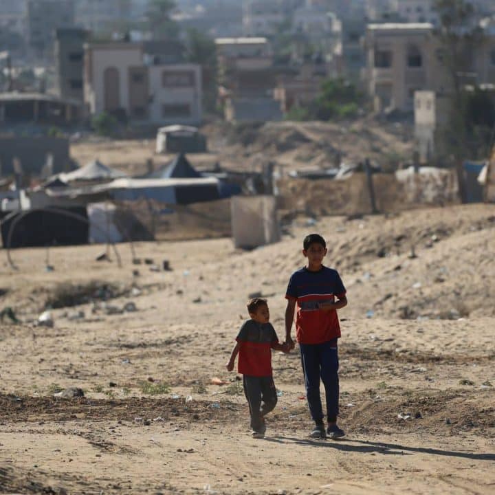 Deux enfants se rendent dans les espaces d'apprentissage sécurisés soutenus par l'UNICEF à Khan Younis, dans le sud de la bande de Gaza. © UNICEF/UNI646530/El Baba