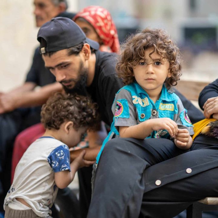 Amir, 4 ans, a dû quitté sa maison au sud du Liban. Il a été déplacé avec sa famille et a trouvé refuge au sein de l'université libanaise à Beyrouth. Photo prise le 28/09/2024. © UNICEF/UNI652311/Choufany