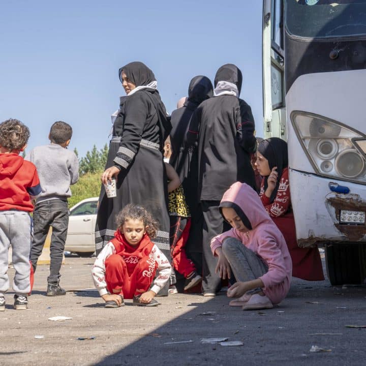 Le 28 septembre 2024, des enfants attendant à la frontière avec leurs familles pour se réfugier en Syrie suite à l'escalade des violences au Liban.© UNICEF/UNI652348/Nader