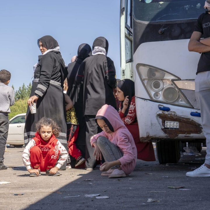 Le 28 septembre 2024, des enfants attendant à la frontière avec leurs familles pour se réfugier en Syrie suite à l'escalade des violences au Liban.© UNICEF/UNI652348/Nader