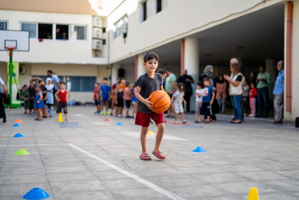 Plus de 500 enfants ont trouvé refuge dans l'une des écoles publiques de Beyrouth au Liban. Aujourd'hui, ils ont participé à des activités sportives. Ils ont pu jouer et oublier la guerre, le temps d'un instant. © UNICEF/UNI655502/Choufany