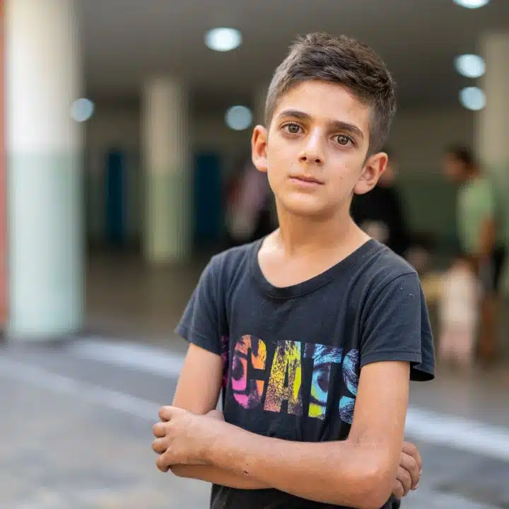 Abbas, 11 ans, a reçu des éclats de métal dans la main après lors d'un raid israélien. © UNICEF/UNI655504/Choufany