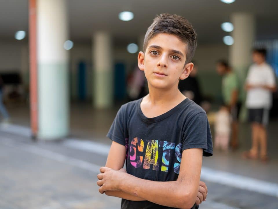 Abbas, 11 ans, a reçu des éclats de métal dans la main après lors d'un raid israélien. © UNICEF/UNI655504/Choufany