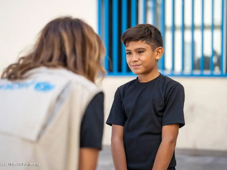 Mohammad, un garçon de 13 ans. Sa maison lui manque et il espère que la guerre prendra fin pour qu'il puisse retourner à l'école. © UNICEF/UNI655518/Choufany