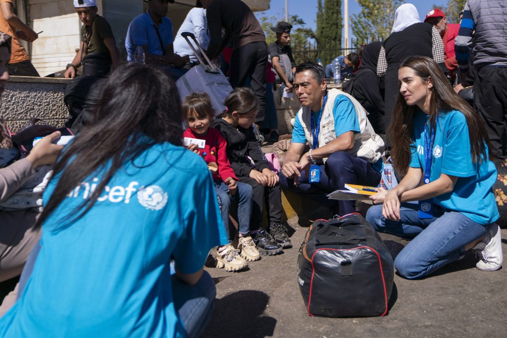 Suite à l'escalade des violences au Liban, des milliers de familles syriennes et libanaises sont entrées en Syrie pour chercher refuge dans différentes régions du pays. Elles arrivent aux postes frontières dans un état de détresse physique et psychologique grave.© UNICEF/UNI658533/Al-Asadi