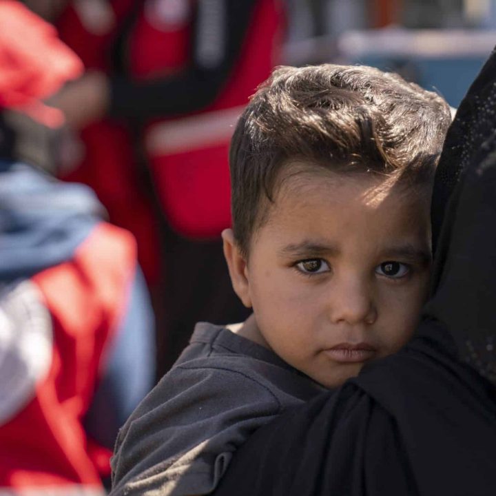 La famille d'Abdulla, 2 ans, a fui la guerre au Liban et est arrivée à la frontière syrienne à Jdeidet Yabous, dans la région rurale de Damas, en Syrie, le 5 octobre 2024.© UNICEF/UNI658548/Al-Asadi