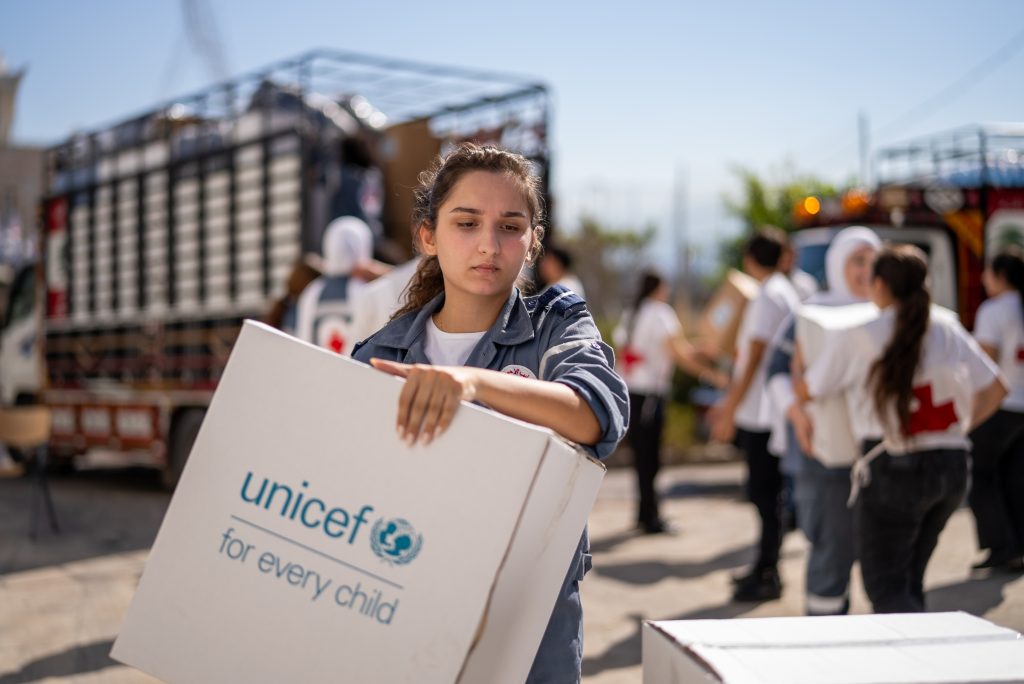 En partenariat avec la Croix-Rouge libanaise, l'UNICEF a distribué des produits de première nécessité, des kits d'hygiène et de l'eau aux familles déplacées à Beyrouth et à Bikfaya au Liban. © UNICEF/UNI660514/Choufany