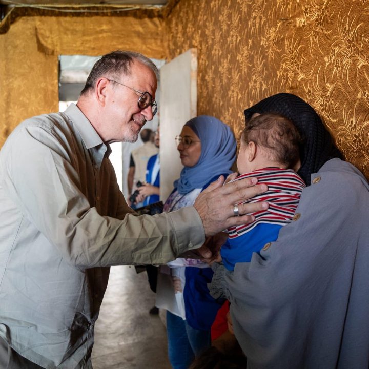 Le directeur général adjoint de l'UNICEF, Ted Chaiban, rencontre des enfants lors d'une visite dans un campement informel à Saadnayel, dans la région de la Bekaa, au Liban, le 13 octobre 2024. ©UNICEF/UNI662749/Choufany