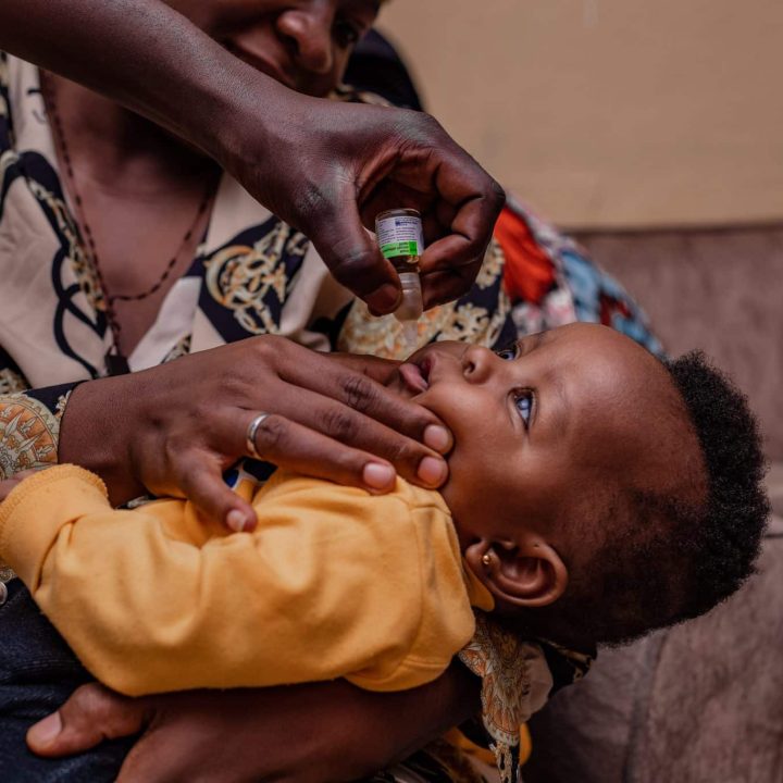 Amara Mushengezi, 9 mois, est vaccinée contre la polio à Bukavu, dans la province du Sud-Kivu, en République démocratique du Congo, le 9 octobre 2024. ©UNICEF/UNI663345/Mazinge