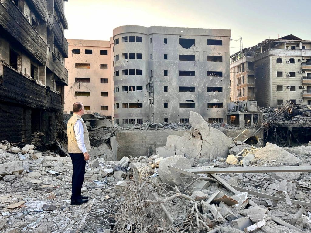 Le directeur général adjoint de l'UNICEF, Ted Chaiban, observe les quartiers détruits par les bombardements à Beyrouth. Photo prise par Christophe Boulierac le 15 octobre 2024. © UNICEF/UNI663564/Choufany