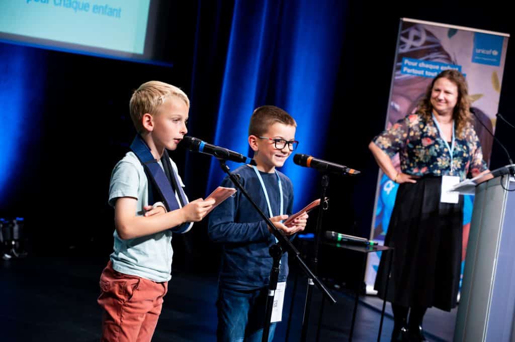 Des enfants prennent la parole lors de l'Assemblée Générale de l'UNICEF France à Lille en juin 2024 ©UNICEF France/ Léa Schneider