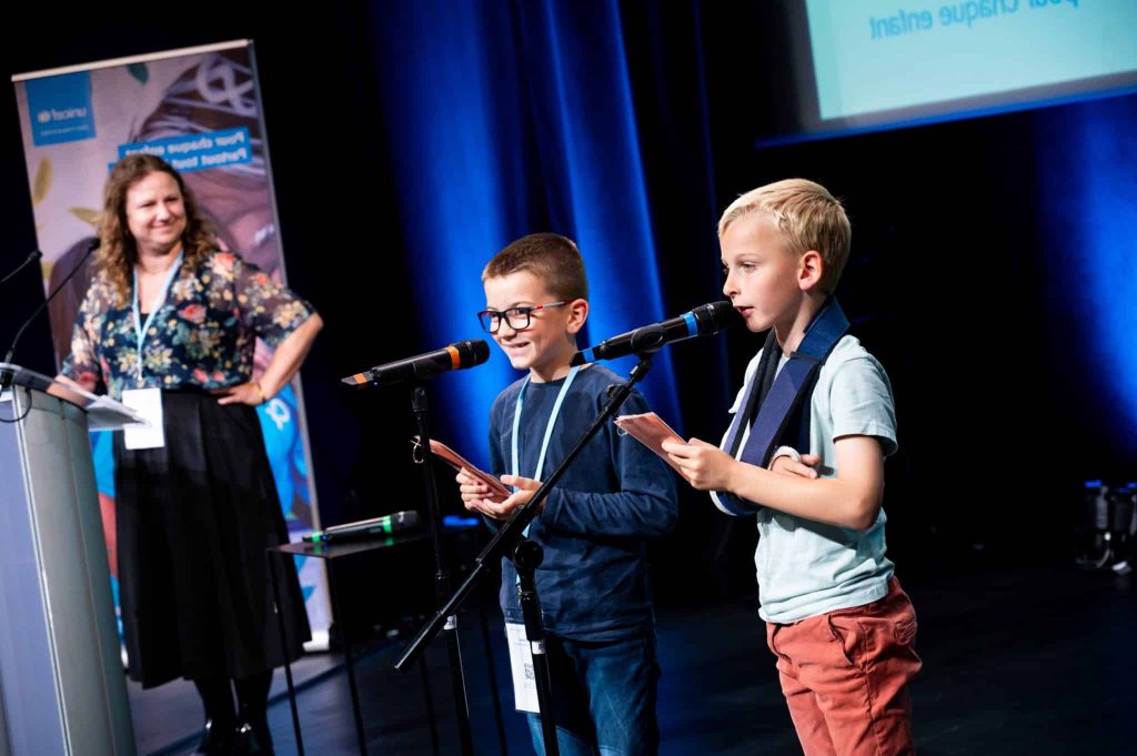 Des enfants prennent la parole lors de l'Assemblée Générale de l'UNICEF France à Lille en juin 2024 ©UNICEF France/ Léa Schneider