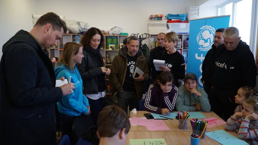 La délégation de l’UNICEF France (avec Adeline Hazan, Adrien Taquet et Baptiste Chapuis) assistent à une activité de groupe dans l’Espace ami des Enfants à Pidhorodnie (DNIPRO) en Ukraine. Les enfants dessinent l'empreinte de leur main et inscrivent sur chaque doigt ce qui leur apporte le plus de bonheur. 24/10/2024 © UNICEF/Ihor Polianskyi