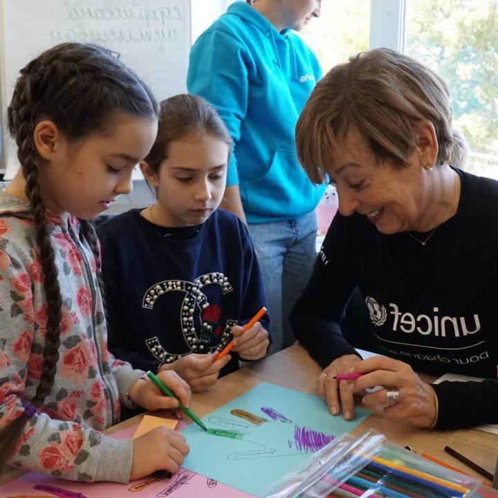 Adeline Hazan, présidente de l'UNICEF France avec des enfants dans un Espace ami des enfants à Pidhorodnie (Dnipro), le 24/10/2024. © UNICEF/Ihor Polianskyi