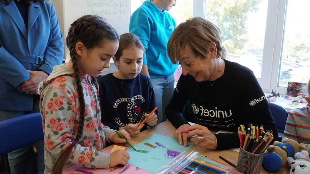 Adeline Hazan, présidente de l'UNICEF France avec des enfants dans un Espace ami des enfants à Pidhorodnie (Dnipro), le 24/10/2024. © UNICEF/Ihor Polianskyi