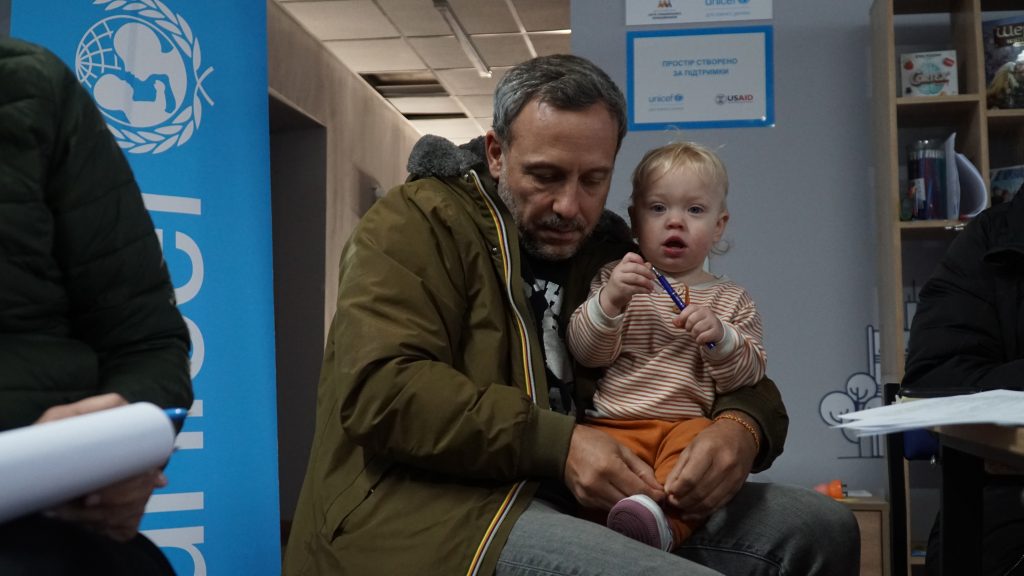 Photo d'Adrien Taquet, ancien secrétaire d’État chargé de l’enfance et des familles et membre du Comité d'adminsitration de l'UNICEF France, avec un enfant dans un centre soutenu par l'UNICEF, le 24/10/2024 à Dnipro en Ukraine. © UNICEF/Ihor Polianskyi