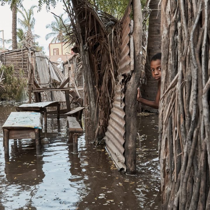 Un enfant se tient à l'entrée de sa maison inondée par le cyclone Freddy, Ambohitsabo, 13 mars 2023. UNICEF/UN0831611/Andriantsoarana