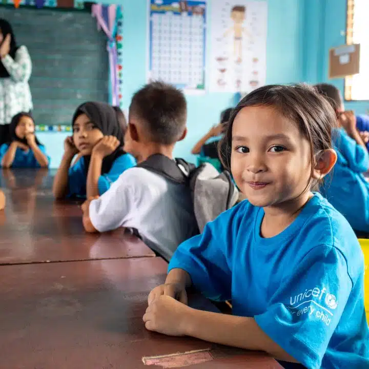 En 2017, la ville de Marawi dans les Philippines a été dévastée par 5 mois de combats. La ville a été prise par des groupes armés non étatiques avant d'être reprise par les forces armées des Philippines. Au cours de conflit, Janna a été déplacée et sa maison détruite. © UNICEF/UNI217301/Kokic