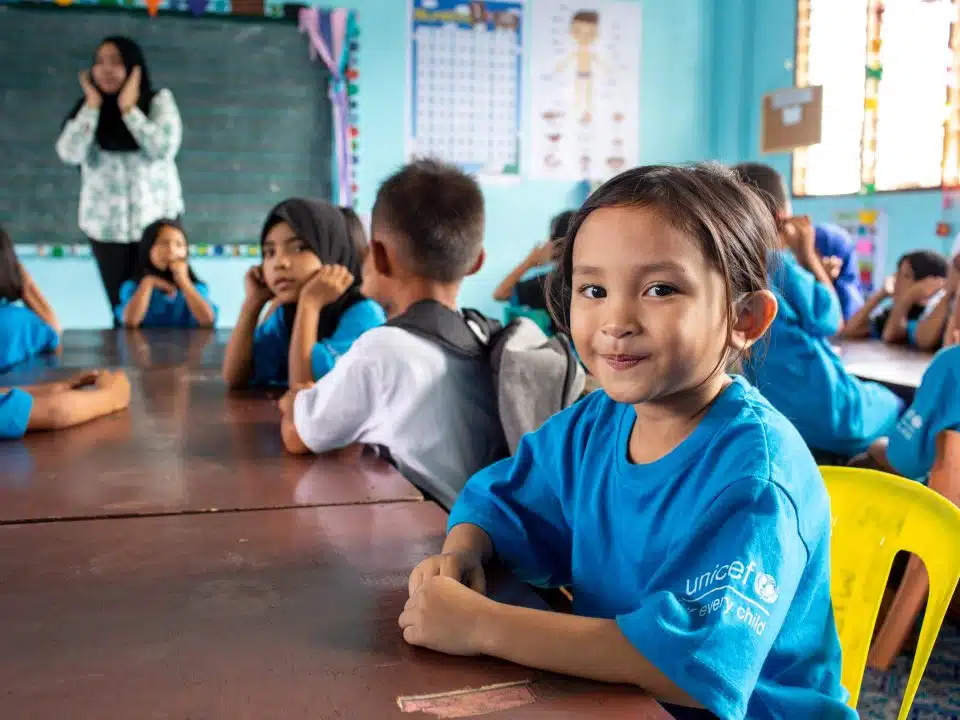 En 2017, la ville de Marawi dans les Philippines a été dévastée par 5 mois de combats. La ville a été prise par des groupes armés non étatiques avant d'être reprise par les forces armées des Philippines. Au cours de conflit, Janna a été déplacée et sa maison détruite. © UNICEF/UNI217301/Kokic