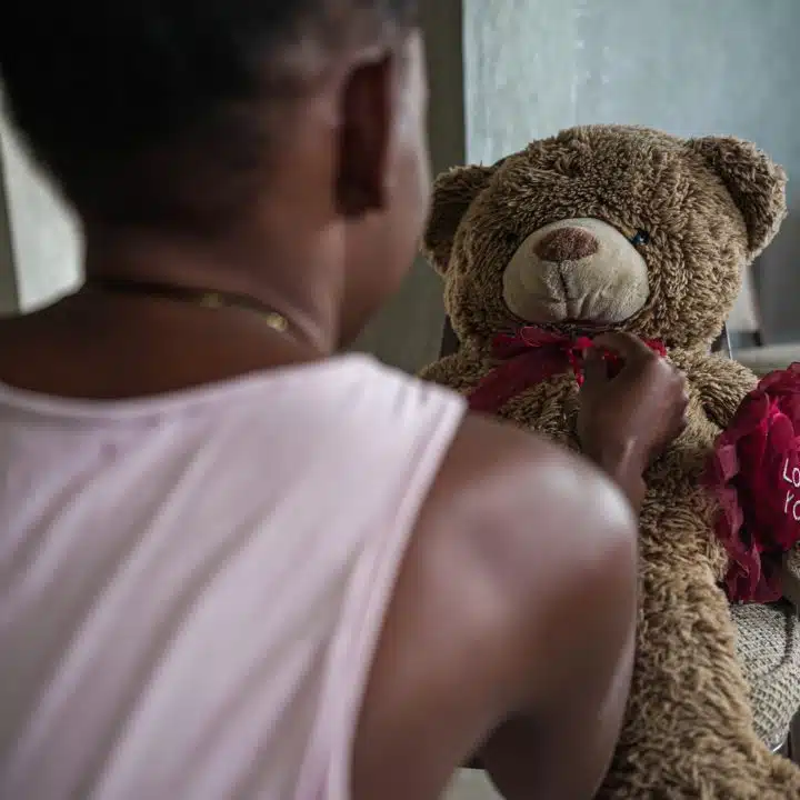 Taina (nom fictif), 15 ans, a été victime de violences sexistes après avoir été enlevée par des hommes armés en Haïti. © UNICEF/UNI425896/Joseph