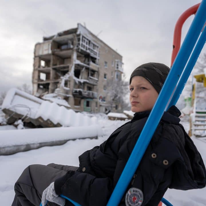 Bohdan, 11 ans, vit à Izyum, dans la région de Kharkivska en Ukraine, une ville qui a subi une destruction quasi-totale au cours des deux premières années de conflit. ©UNICEF/UNI496725/Filippov