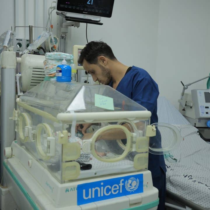 Des nouveau-nés de l'unité néonatale de Kamal Adwan, au nord de la bande de Gaza, ont été évacués vers l'hôpital Patient Friends, dans la ville de Gaza. ©UNICEF/UNI659936/Fayez