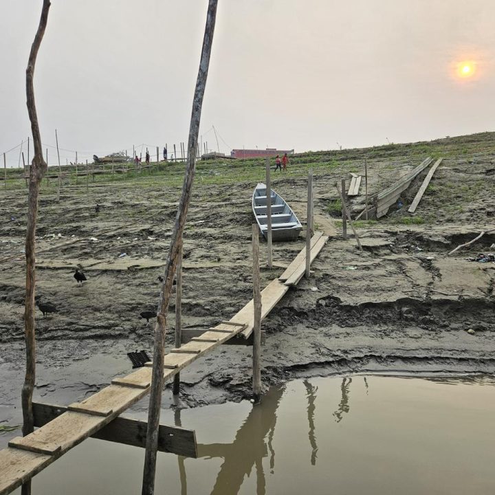 Octobre 2024, Tabatinga - État d'Amazonie - au Brésil. Plus de 1 700 écoles et plus de 760 centres de santé ont été fermés ou sont devenus inaccessibles en raison des faibles niveaux d'eau. ©UNICEF/UNI671216/Diogenes