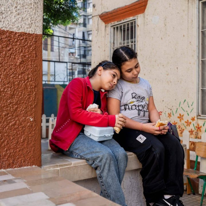 Maha et Taline, toutes deux âgées de 10 ans, ont pu reprendre le chemin de l'école malgré la guerre qui se poursuit au Liban.© UNICEF/UNI678207/Choufany