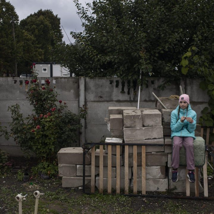 Le 26 septembre 2022 à Chernihiv, en Ukraine, Veronika, 9 ans, est assise davant sa maison, qui a été en grande partie détruite par les bombardements et où il n'y a ni gaz, ni électricité, ni eau courante. ©UNICEF/UN0726485/Ibarra Sánchez