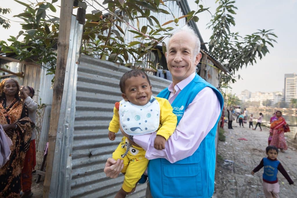 Le représentant de l'UNICEF au Bangladesh, Sheldon Yett, discute avec des enfants du bidonville de Korail, au coeur de la ville de Dhaka, l'un des plus grands bidonvilles du Bangladesh. © UNICEF/UNI512884/Mawa