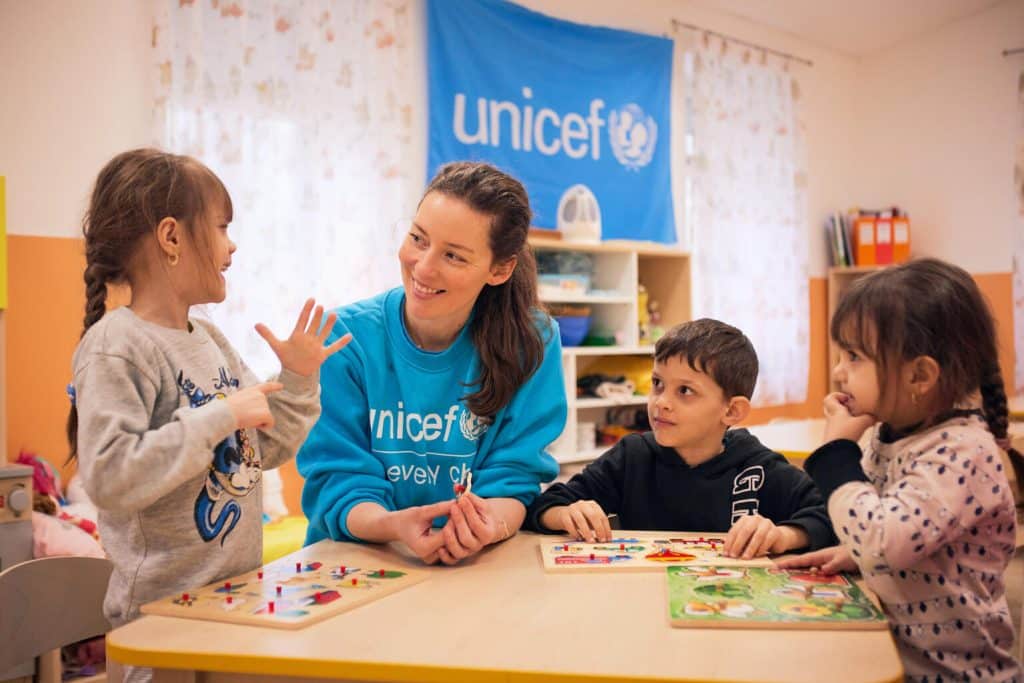 Le 1er février 2024, des enfants réfugiés d'Ukraine participent à des activités organisées par leur professeur de maternelle au centre d'hébergement Dorcas Ministries, soutenu par l'UNICEF. © UNICEF/UNI518284/Cernius