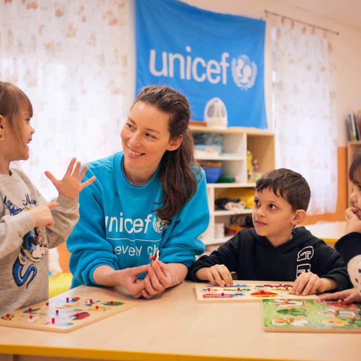 Le 1er février 2024, des enfants réfugiés d'Ukraine participent à des activités organisées par leur professeur de maternelle au centre d'hébergement Dorcas Ministries, soutenu par l'UNICEF. © UNICEF/UNI518284/Cernius