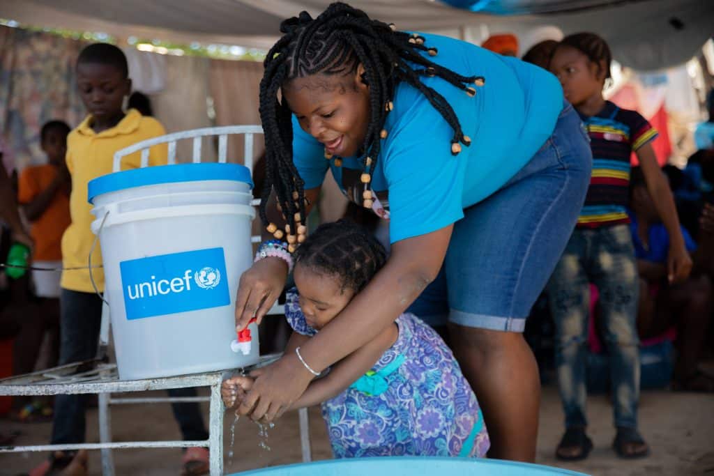 Malgré les conditions difficiles, l'UNICEF et ses partenaires redoublent d'efforts pour protéger et soutenir les enfants et les familles en Haïti. Ils fournissent une aide essentielle en matière de nutrition, de soins de santé, d'accès à l'eau et de protection. © UNICEF/UNI557556/Erol