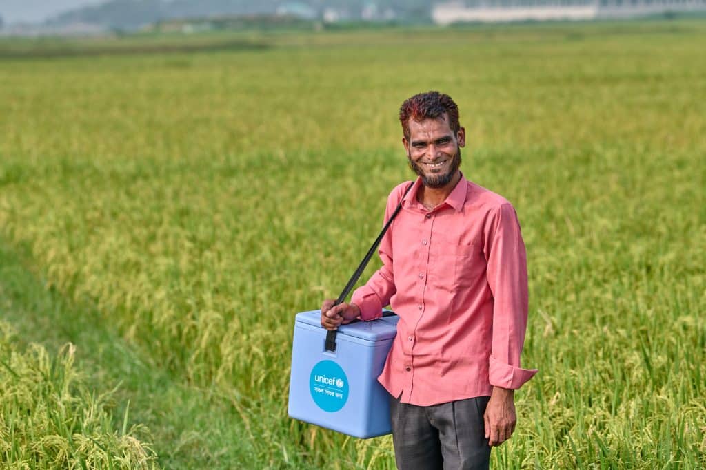 Abdul Baten est un des membres de l'équipe de l'UNICEF grâce auquel des milliers d'enfants sont vaccinés à Tahirpur, au Bangladesh. Sur place, les actions de l'UNICEF ont permis aux enfants les plus vulnérables d'avoir accès aux soins de santé primaires. © UNICEF/UNI561908/Sujan