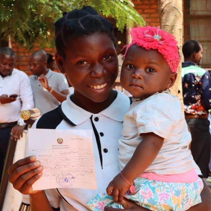 Une campagne d'enregistrement des naissances de l'UNFPA-UNICEF, dans le district de Milange, dans la province de Zambezia au Mozambique. ©UNICEF/UNI577144/Fauvrelle