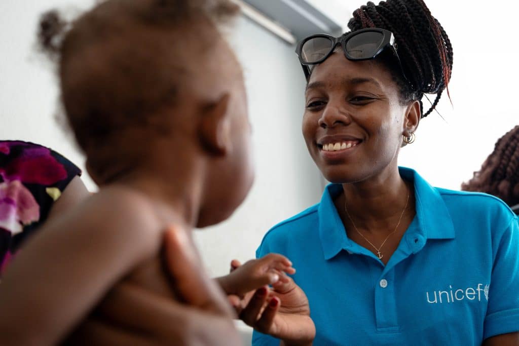 15 mai 2024, Ketteline Jean-Pierre, responsable du service nutrition de l'UNICEF en Haïti, joue avec un enfant dans le centre de traitement contre malnutrition de l'hôpital Justinien, au Cap-Haïtien.© UNICEF/UNI578187/Le Lijour