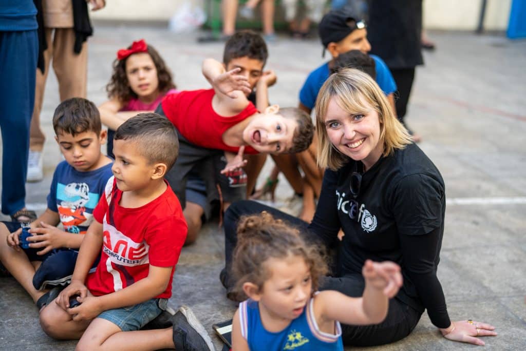 Tess Ingram, responsable de la communication pour la région Moyen-Orient et Afrique du Nord pose avec plusieurs enfants pendant sa mission à Beyrouth, au Liban. © UNICEF/UNI655524/Choufany