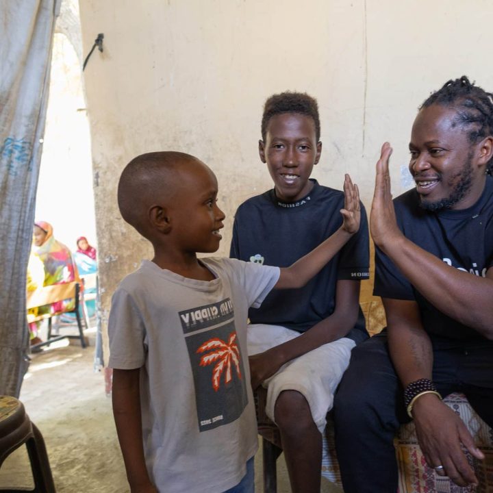 Le 2 décembre 2024, Ishmael Beah, ambassadeur de bonne volonté de l'UNICEF, se joint à des enfants pour des activités récréatives dans un espace ami des enfants soutenu par l'UNICEF à Port-Soudan. ©UNICEF/UNI699441/Elfatih