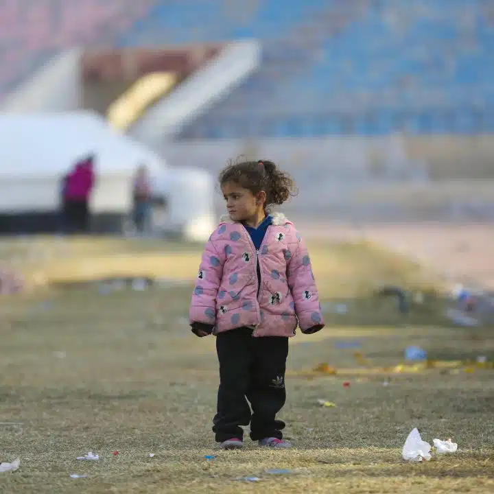 Une petite fille ayant fui l'escalade de la violence à Alep se trouve dans un centre d'accueil de la ville d'Ar-Raqqa, en Syrie, le 4 décembre 2024. ©UNICEF/UNI701428/Aldhaher