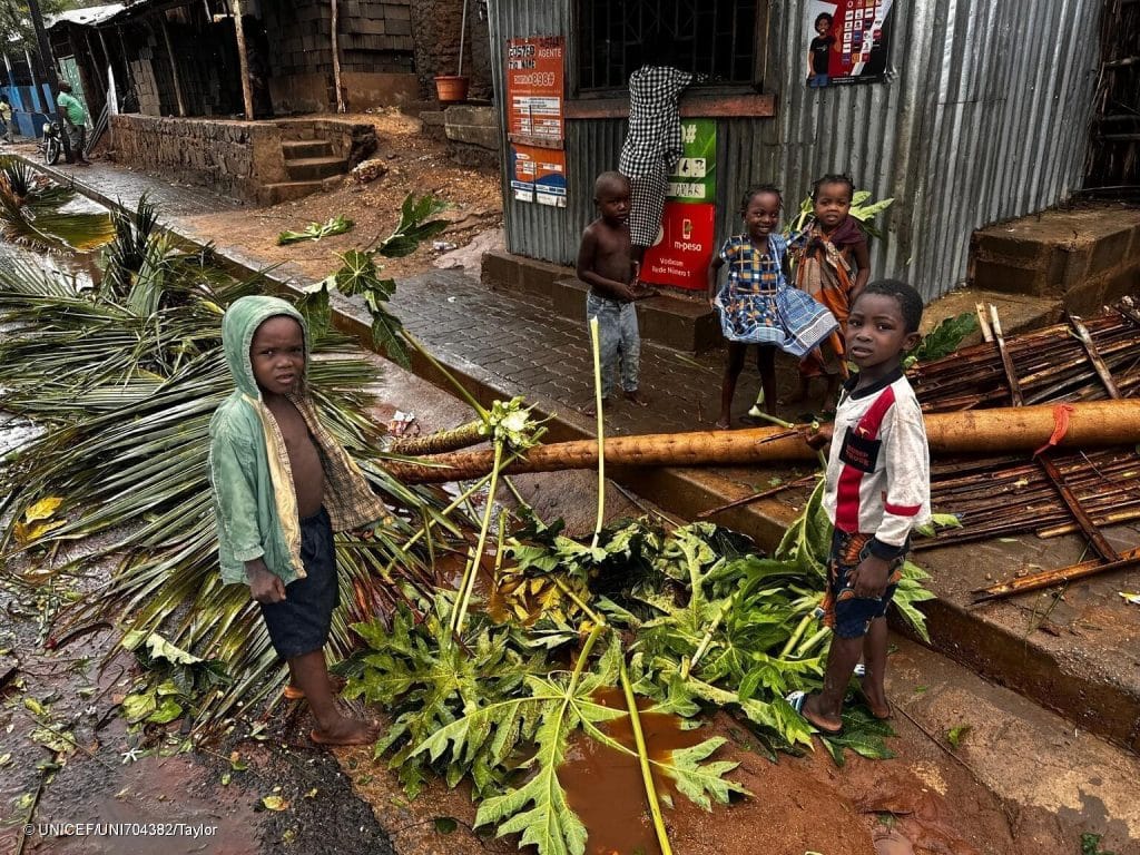 Des enfants se tiennent au milieu d'une route dans la ville de Pemba, au Mozambique, qui a été dévastée par le cyclone Chido le 15 décembre 2024. © UNICEF/UNI704382/Taylor