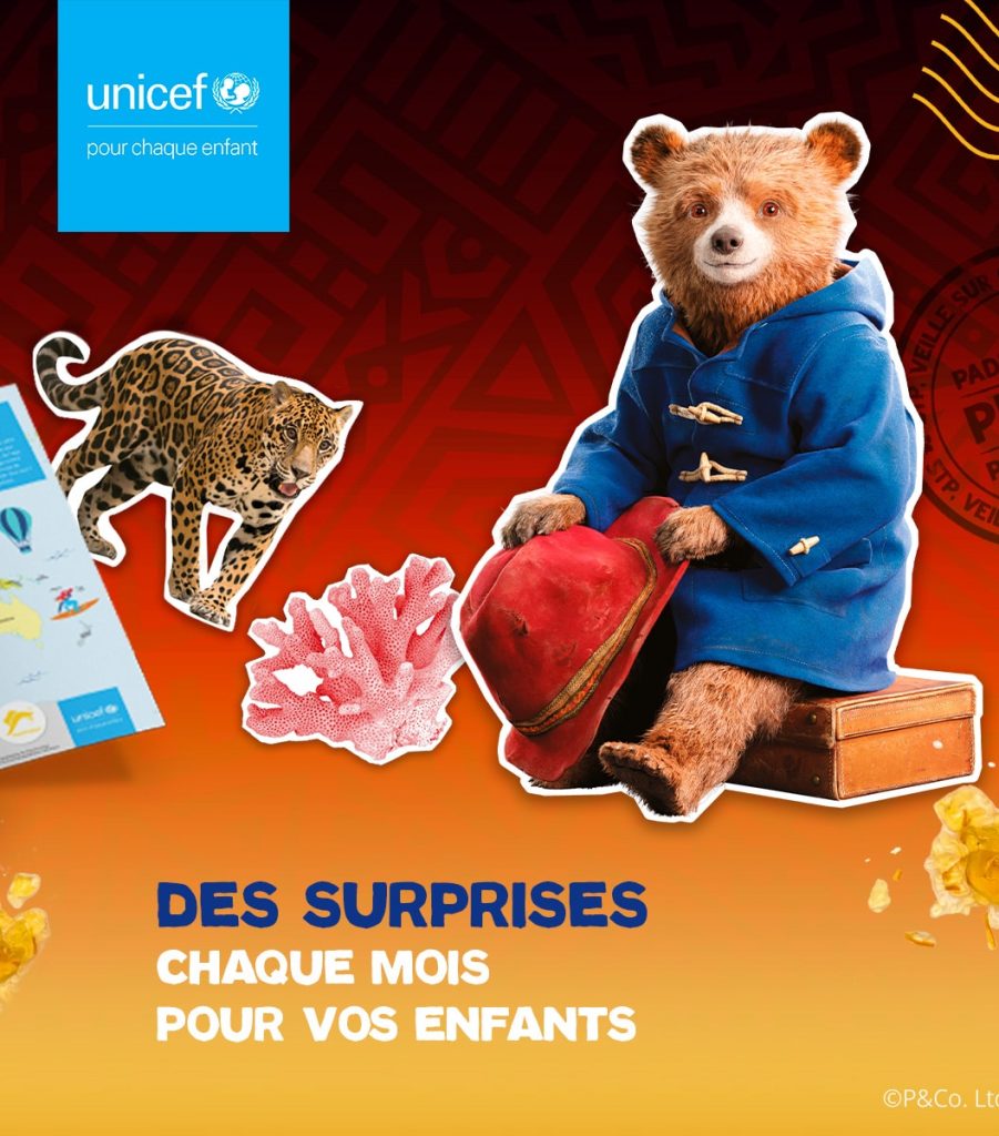 Chaque mois, votre enfant recevra une Carte postale différente. Il pourra suivre Paddington dans ses voyages et partir à la découverte d’une nouvelle destination.