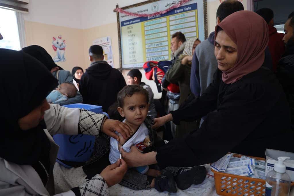 Dans la bande de Gaza, le manque de services d’hygiène et d’assainissement, les eaux stagnantes et la promiscuité des camps de déplacés ont créé les conditions parfaites à la résurgence d’un autre fléau : la poliomyélite. © UNICEF/UNI504002/El Baba