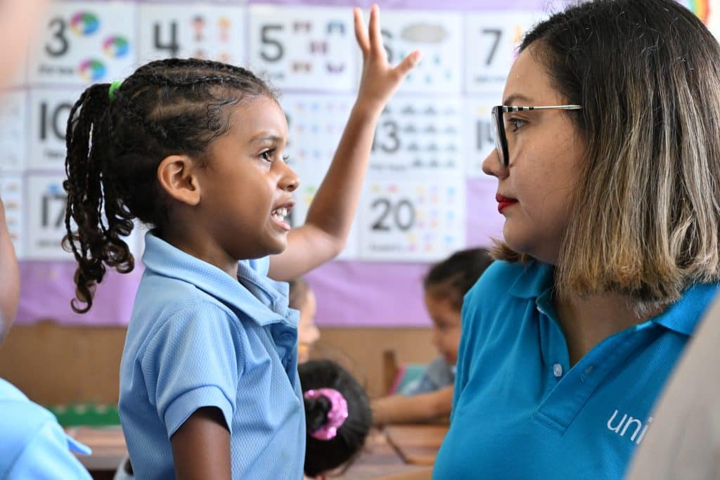 Un membre du personnel de l'UNICEF échange avec des enfants à l'école maternelle de l'Association chrétienne des jeunes femmes à Belize City, la plus grande ville du Belize. © UNICEF/UNI594324/Dejongh