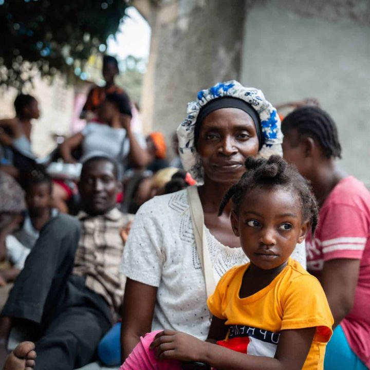 Une mère récemment déplacée et son enfant dans un site de déplacés improvisé à Léogâne, Haiti, le 19 juin 2024. © UNICEF/UNI601254/Le Lijour