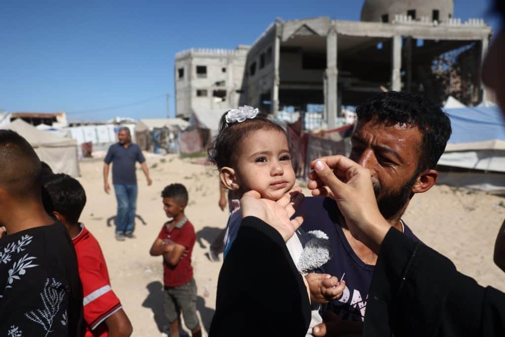 Dans la bande de Gaza, une petite fille se fait vacciner lors de la deuxième phase de la campagne de vaccination d'urgence contre la polio. © UNICEF/UNI504002/El Baba